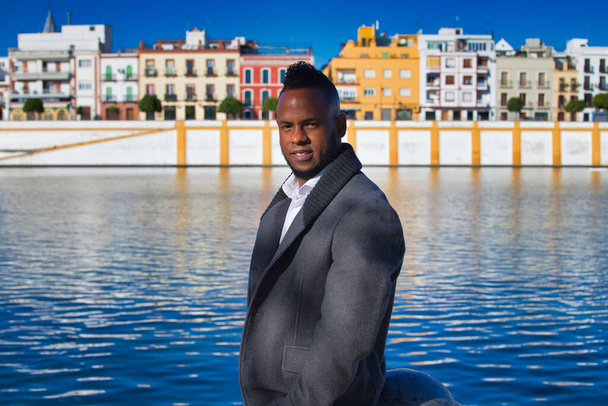 Az afro-amerikai férfi üzleti úton van Európába, és kihasznál néhány napot, hogy Sevillában városnézésre menjen. Spanyolország. - Fotó, kép