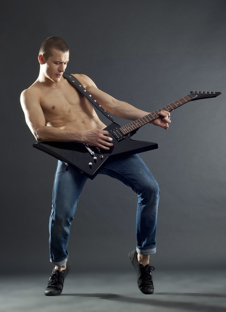 Famosa estrella del rock tocando una guitarra eléctrica
 - Foto, Imagen