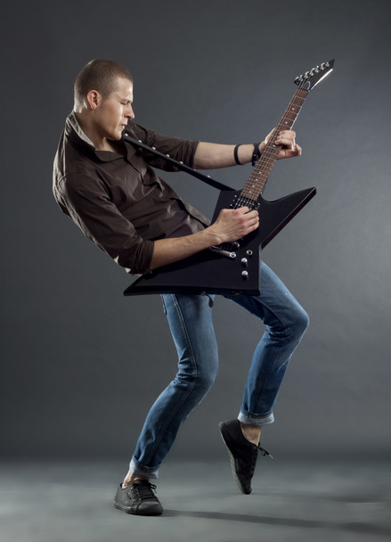 gitarist zijn elektrische gitaar spelen - Foto, afbeelding