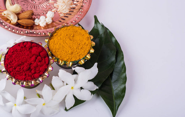 Festa indiana: Rakhi con chicchi di riso, kumkum, dolci e diya sul piatto con un elegante Rakhi. Un braccialetto tradizionale indiano che è un simbolo di amore tra fratelli e sorelle - Foto, immagini