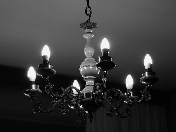 Древняя люстра, оснащенная современными светодиодными лампами - Фото, изображение