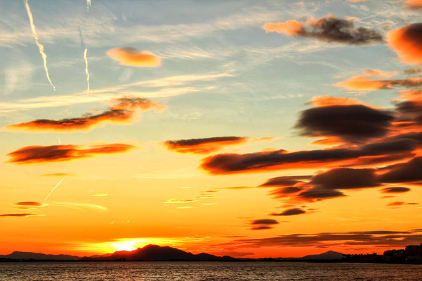 Kolorowe i piękne niebo i morze o zachodzie słońca w Santa Pola, małej wiosce rybackiej w południowej Hiszpanii - Zdjęcie, obraz