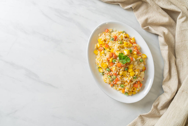 homemade fried rice with mixed vegetable (carrot, green bean peas, corn) and egg - Фото, изображение