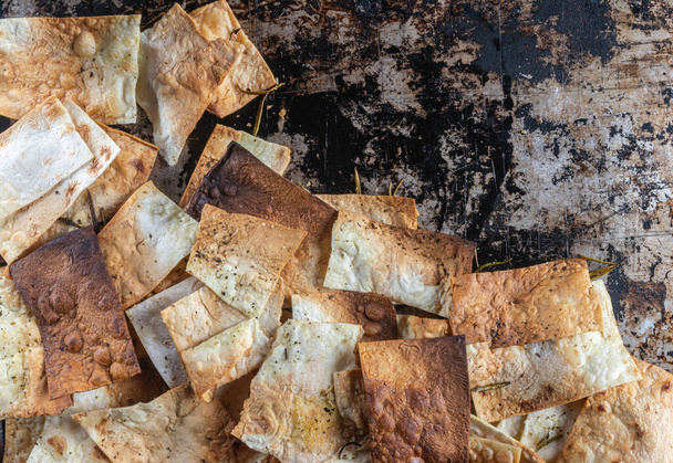chipsy z tenkého těsta texturované pozadí close-up - Fotografie, Obrázek