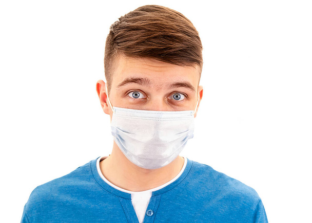 Νεαρός με μάσκα γρίπης, απομονωμένος στο λευκό φόντο. - Φωτογραφία, εικόνα