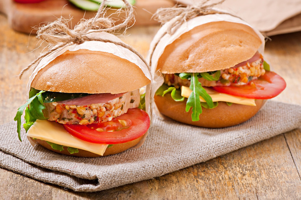 sandwich met ham, kaas en verse groenten - Foto, afbeelding