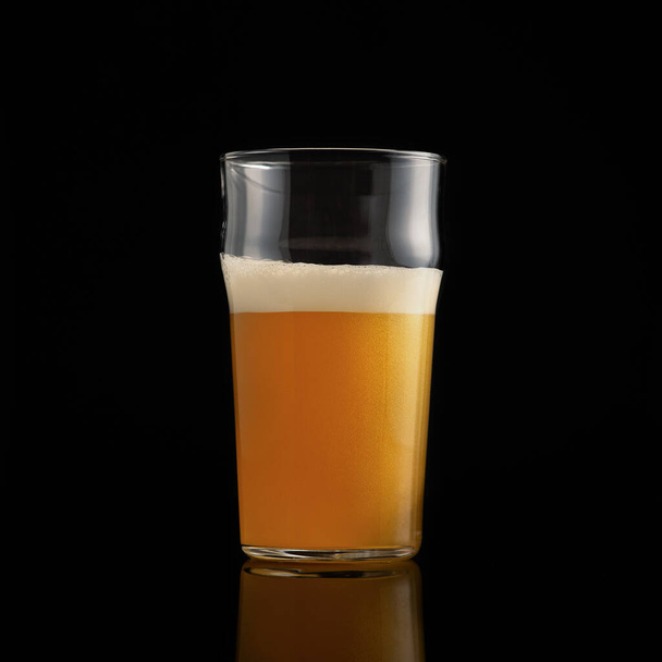 Reclame voor vers bier in moderne pub, drankhandel - Foto, afbeelding