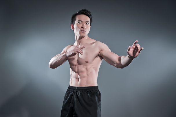 Musclé asiatique kung fu homme en action pose. Elle porte un pantalon noir. S
 - Photo, image