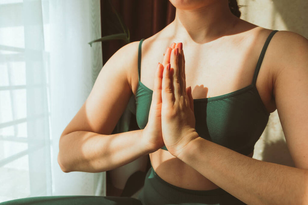 femme faire du yoga à la maison près de la fenêtre sport loisirs gros plan - Photo, image