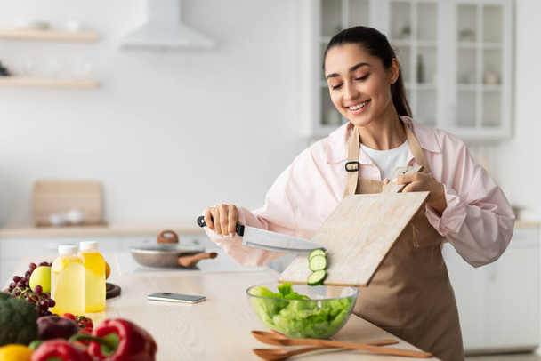 Terveellinen ruoka parantaa immuunijärjestelmääsi. Nainen ruoanlaitto salaatti - Valokuva, kuva