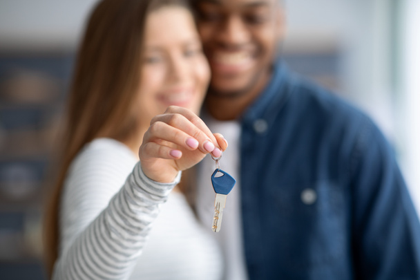 Real Estate Concept. Closeup Of Interracial Married Couple Holding Home Keys - Zdjęcie, obraz