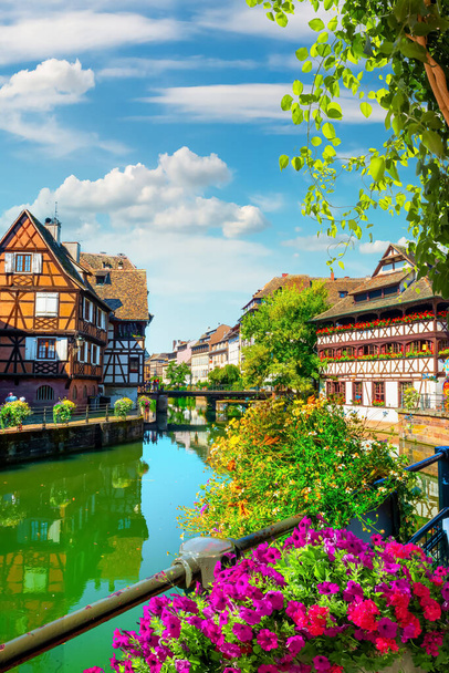 Talot joella Strasbourgissa - Valokuva, kuva