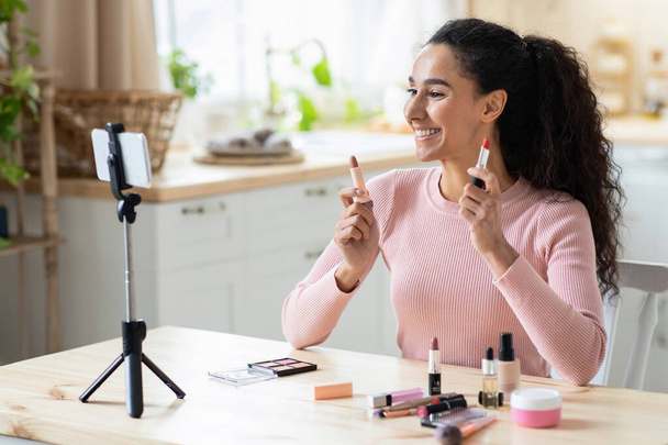 Makeup Trends. Usmívající se atraktivní žena nahrávání video obsahu pro její krásy Blog - Fotografie, Obrázek