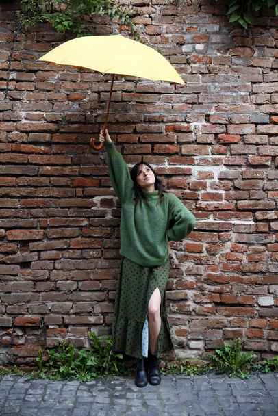 krásná dívka se žlutým deštníkem - Fotografie, Obrázek
