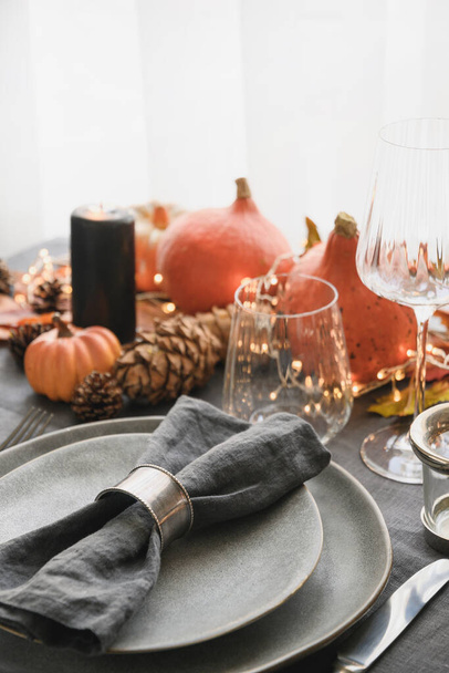 Halloween i Święto Dziękczynienia obiad urządzone spadające liście, dynie, przyprawy, szary talerz. Zamknij drzwi. Format pionowy. - Zdjęcie, obraz