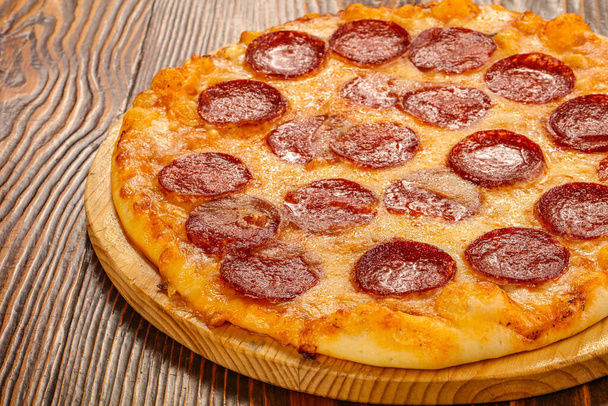 Ιταλική παραδοσιακή κουζίνα Πεπερόνι λουκάνικα πίτσα . - Φωτογραφία, εικόνα