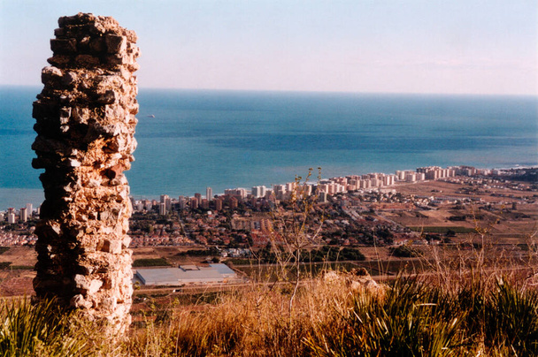 Blick auf die Meeresküste von der Burg von montornes - Foto, Bild