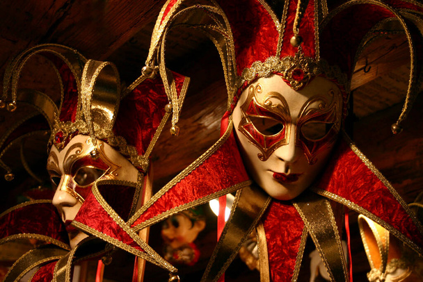 typische venezianische Masken von Goldfarbe - Foto, Bild