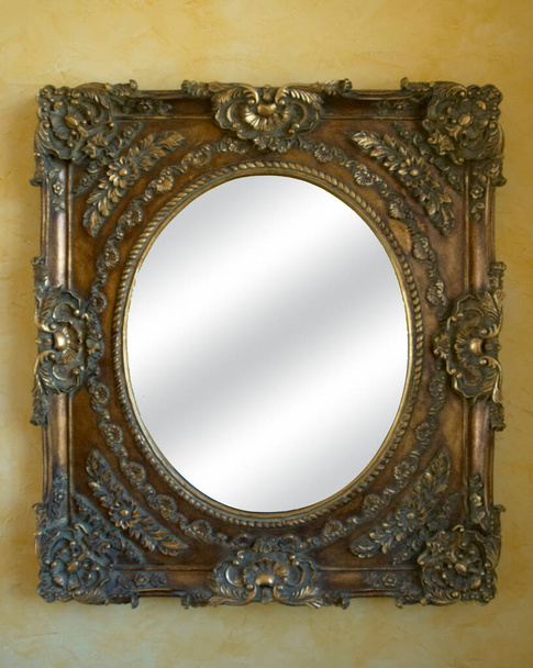 καθρέφτης με σκαλιστό ξύλινο πλαίσιο - Φωτογραφία, εικόνα