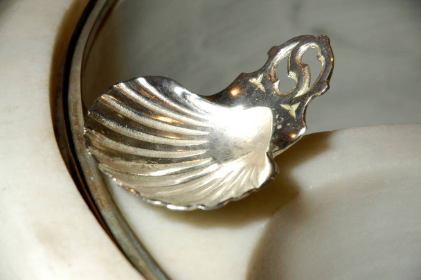 stříbrná skořápka použitá pro rituál křtu - Fotografie, Obrázek