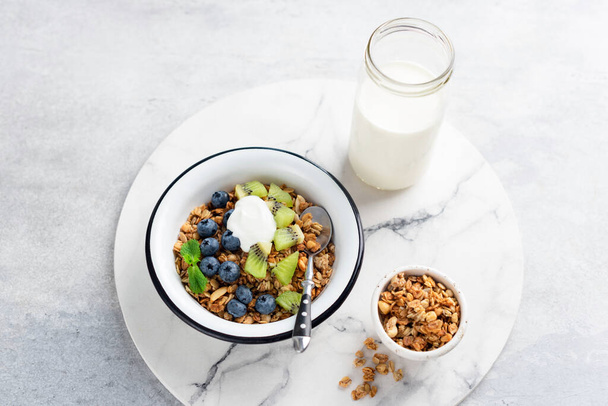 Zelfgemaakte granola met Griekse yoghurt en fruit - Foto, afbeelding