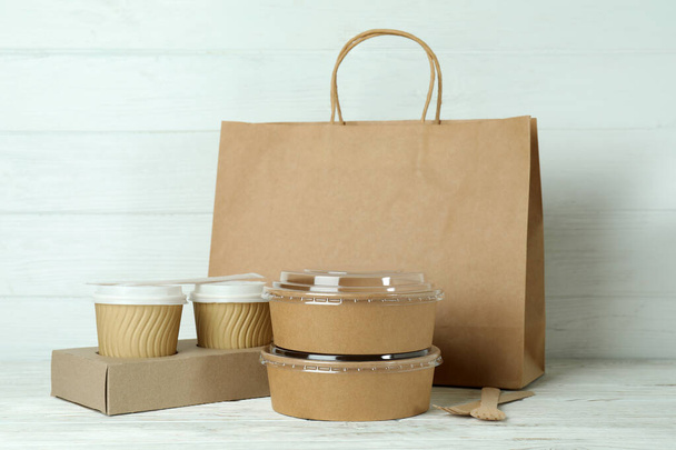 Contenitori di consegna per cibo da asporto su tavolo di legno bianco - Foto, immagini