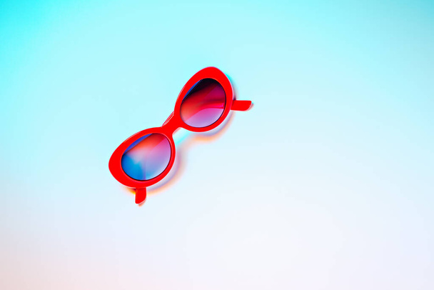 Червоні сонцезахисні окуляри з копією простору на фоні літніх або неонових кольорів
 - Фото, зображення