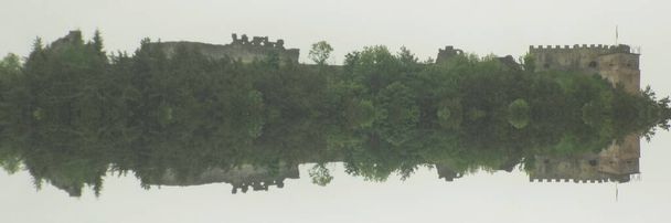  城の丘の一般的なビュー                     - 写真・画像