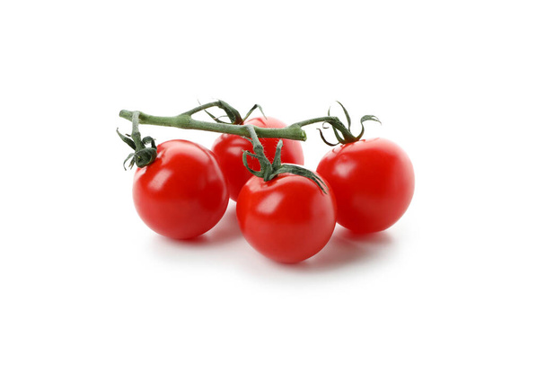Świeże pomidory wiśniowe izolowane na białym tle - Zdjęcie, obraz