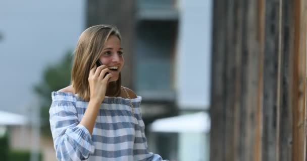 молодой туристический чат на мобильном телефоне во время шоппинга - Кадры, видео