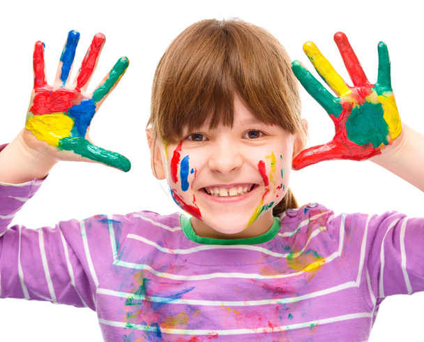 Retrato de uma menina bonita brincando com tintas
 - Foto, Imagem