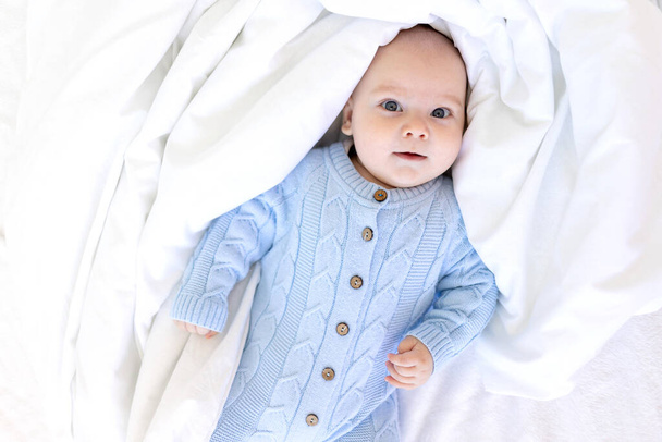 bébé dans une couverture, bébé matin, textiles et lit bébé - Photo, image