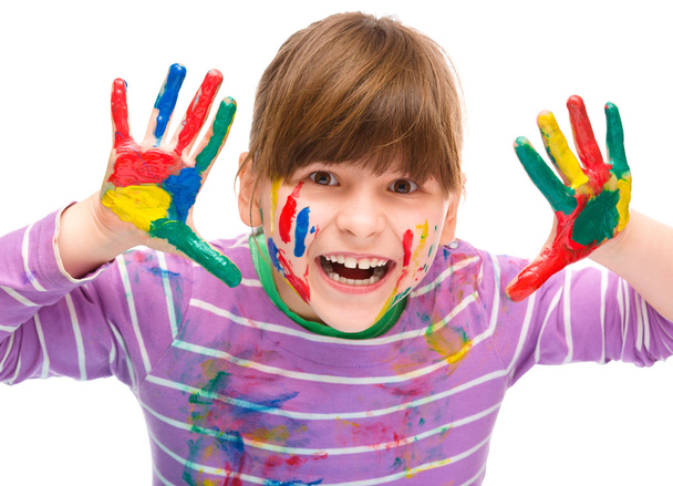 Портрет милой девушки, играющей с красками
 - Фото, изображение