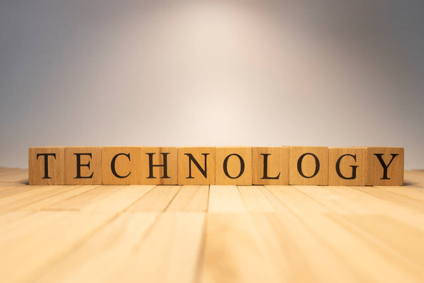La parola tecnologia è stata creata da cubi di legno. Tecnologia e vita. Da vicino.. - Foto, immagini