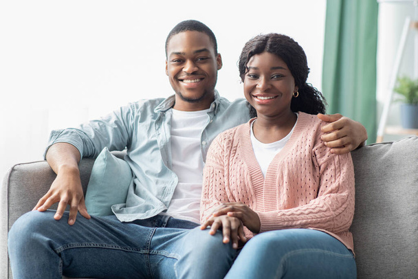 Amante casal negro sentado no sofá na sala de estar - Foto, Imagem