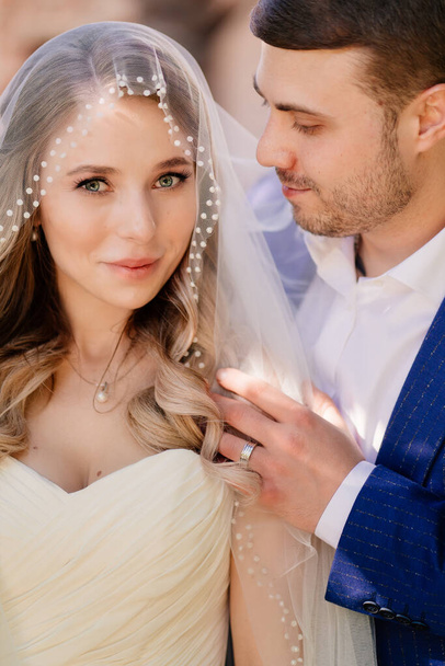 close-up portrait of the bride and groom. beautiful and romantic newlyweds.  - Foto, afbeelding