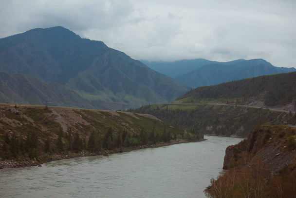 Paisaje de montaña en el río Katun cerca de los rápidos Ilgumen, Gorny Altai, Kur-Kechu - Foto, imagen