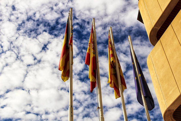 Ústavní vlajky Španělska a Evropy na radnici v zamračeném dni v Santa Pola, Alicante, Španělsko - Fotografie, Obrázek