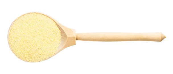 vista superior de la cuchara de madera con sémola de trigo duro sin cocer aislada sobre fondo blanco - Foto, imagen