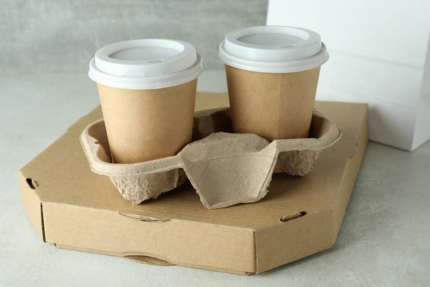 Envases de entrega para comida para llevar en mesa texturizada blanca - Foto, imagen