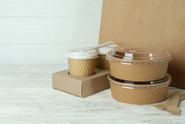 Доставка контейнерів для вивозу їжі на білому дерев'яному столі
 - Фото, зображення