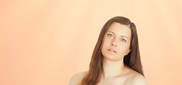 Ηλιόλουστη προσωπογραφία της νεαρής γυναίκας, αντηλιακό τόνο δέρματος και καλλυντικά ομορφιάς. Όμορφη μελαχρινή θηλυκό μοντέλο με φυσικό μαύρισμα χρησιμοποιώντας αντηλιακό προϊόν - Φωτογραφία, εικόνα