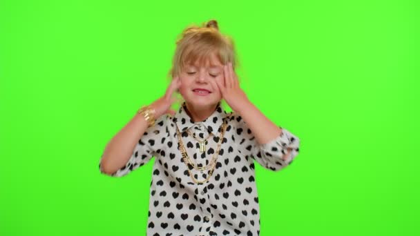 Overstuur gefrustreerd geïrriteerd kind kind handen opsteken, ruziën, vragen reden van conflict, schreeuwen - Video