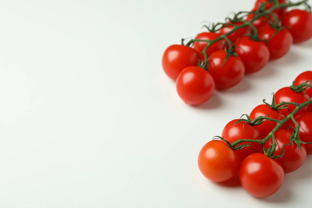 Branches de tomates cerises fraîches sur fond blanc - Photo, image