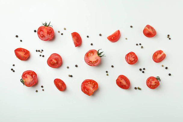 Tomate cherry fresco sobre fondo blanco, vista superior - Foto, Imagen