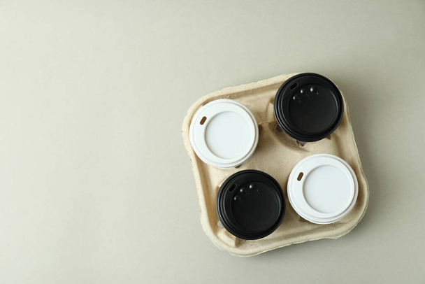 Cup holder with paper cups on light gray background - Φωτογραφία, εικόνα