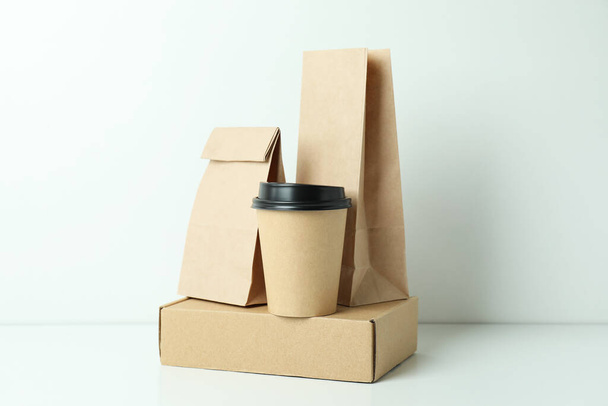 Envases de entrega para comida para llevar sobre fondo blanco - Foto, imagen