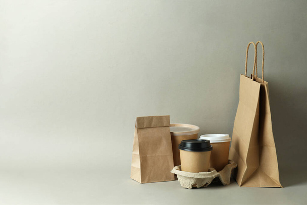 Recipientes de entrega para comida takeaway em fundo cinza - Foto, Imagem