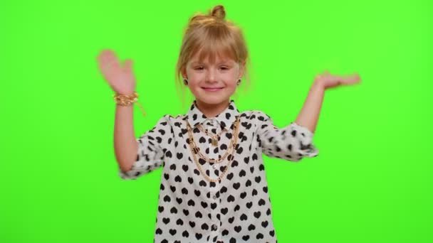 Μικρό ξανθό παιδί κορίτσι κύματα χέρι παλάμη σε χειρονομία γεια καλωσορίζει κάποιον, θετικά συναισθήματα - Πλάνα, βίντεο