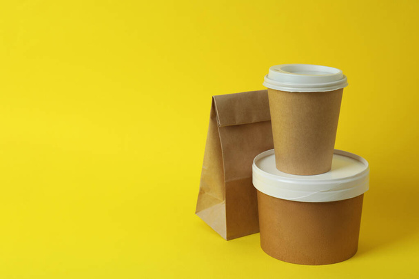 Envases de entrega para comida para llevar sobre fondo amarillo - Foto, Imagen